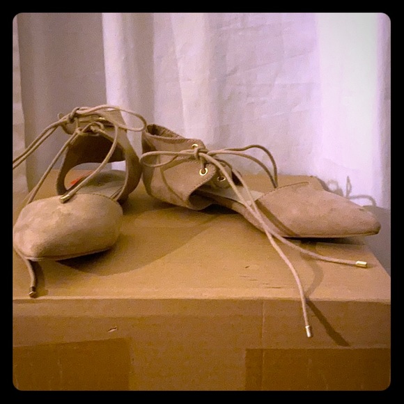 Tie up flats - Picture 1 of 1